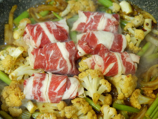 肥牛麻辣香锅,所有蔬菜翻炒至断生后，加入肥牛片。
