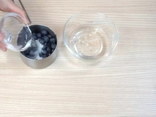 蓝莓芝士慕斯蛋糕,蓝莓果酱夹层:在小锅里倒入蓝莓、水、细砂糖，中火加热。