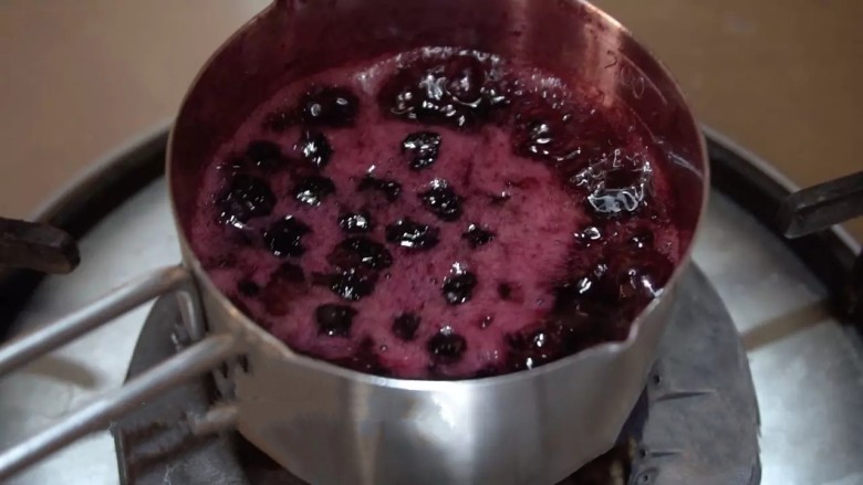 蓝莓芝士慕斯蛋糕,沸腾后继续加热2分钟。