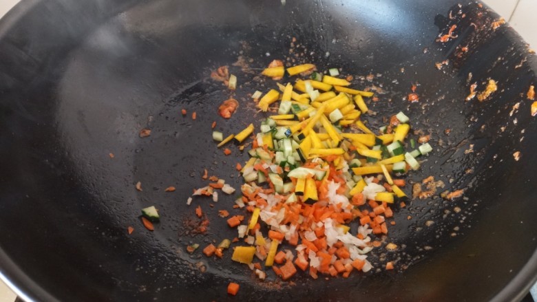 虾仁时蔬焗饭,放入黄瓜胡萝卜，南瓜洋葱碎翻炒至半熟