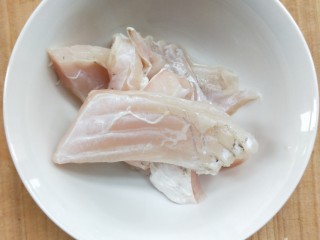 汤鲜鱼嫩家常酸菜鱼,装小碗备用。