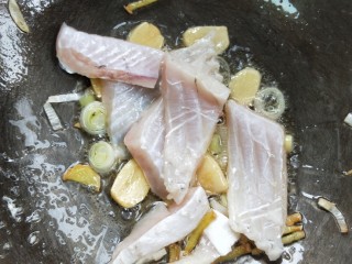 汤鲜鱼嫩家常酸菜鱼,倒入鱼骨。
