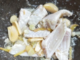 汤鲜鱼嫩家常酸菜鱼,稍煎片刻。