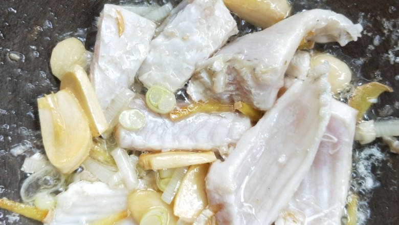 汤鲜鱼嫩家常酸菜鱼,稍煎片刻。