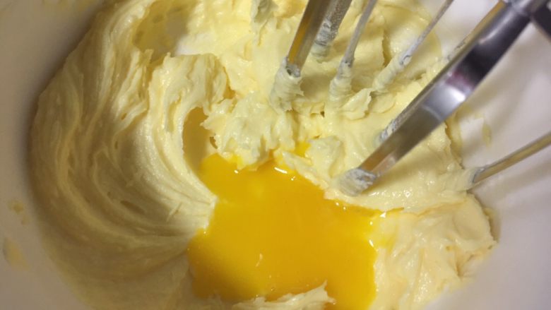 凤梨酥,分两次加入蛋黄液，搅打均匀后再加入下一次的蛋黄液