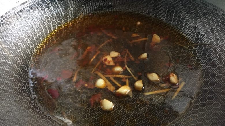 麻辣水煮牛肉片,倒入开水煮成红汤
