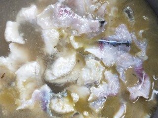 汤鲜鱼嫩家常酸菜鱼,待全部鱼片放完，转大火。