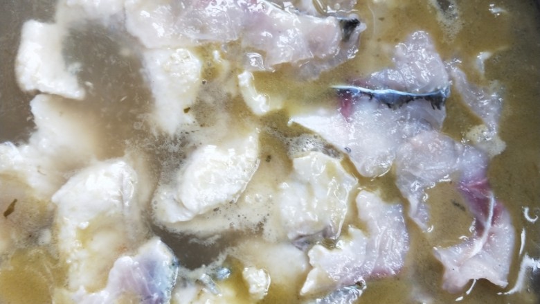 汤鲜鱼嫩家常酸菜鱼,待全部鱼片放完，转大火。