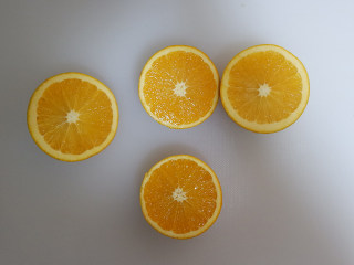 香橙奶冻,橙子切开榨汁
