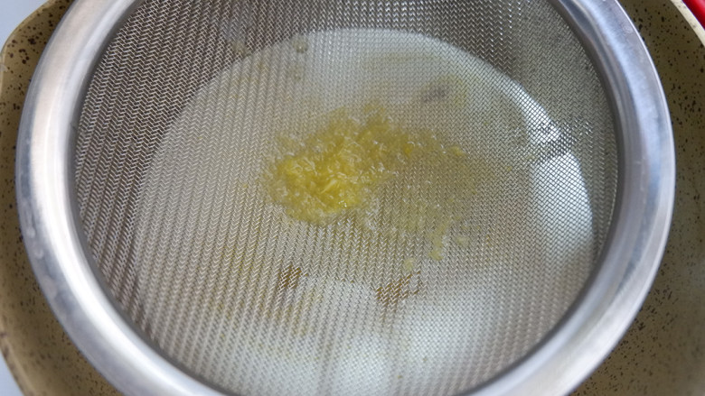 香橙奶冻,离火，加入沥干的吉利丁片，搅拌均匀。用筛网过筛一遍。