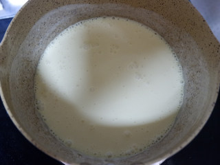 香橙奶冻,加入酸奶搅拌均匀。