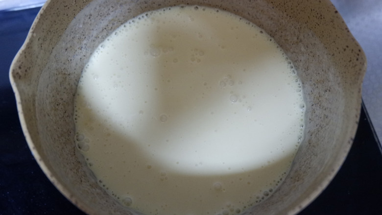 香橙奶冻,加入酸奶搅拌均匀。