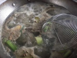 百香果柠檬鸡爪,煮沸后可以撇去水面的血沫，然后转中小火。