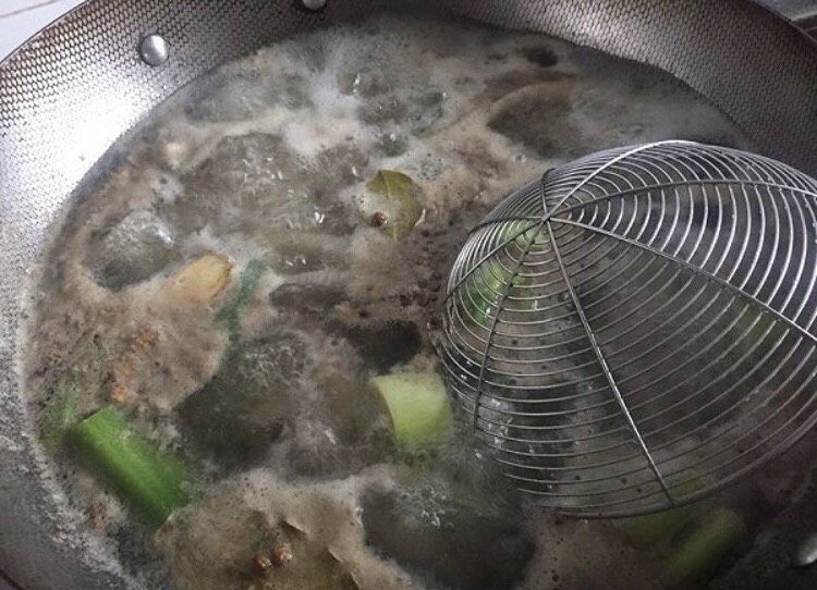 百香果柠檬鸡爪,煮沸后可以撇去水面的血沫，然后转中小火。