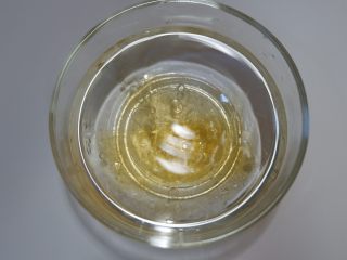 芒果慕斯杯,用冷水泡软