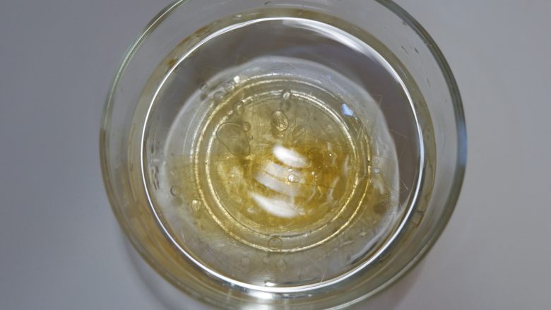 芒果慕斯杯,用冷水泡软