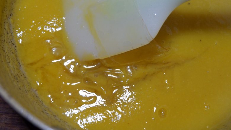 芒果慕斯杯,加入泡软的吉利丁片搅拌至软化无颗粒，