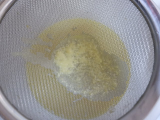 芒果慕斯杯,煮好的芒果泥用筛网过筛一遍放凉备用。