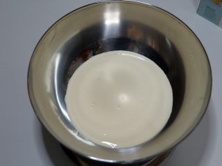 芒果慕斯杯,淡奶油倒入无水无油的容器中。