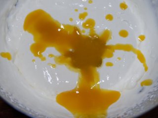 芒果慕斯杯,将放凉的芒果泥倒入淡奶油中搅拌均匀