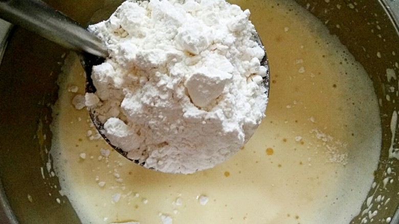奶香松饼（一只平底锅就能搞定的美味）,然后加入50g低粉。