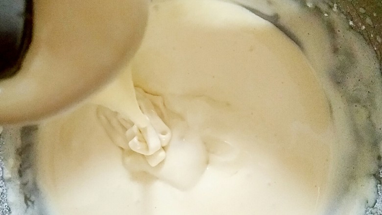 奶香松饼（一只平底锅就能搞定的美味）,打到均匀无颗粒状。