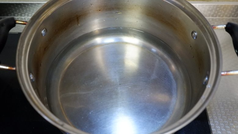 羊骨汤炖菠菜,锅内加入适量水。