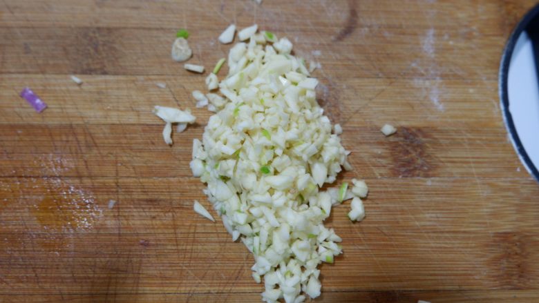 羊骨汤炖菠菜,大蒜切碎