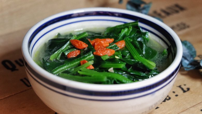 羊骨汤炖菠菜,喜欢胡椒的可以撒少许白胡椒调味。