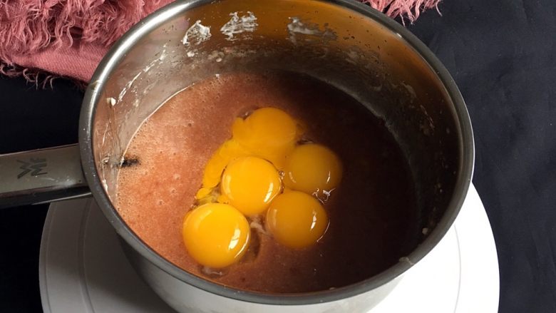 树莓戚风蛋糕,搅打均匀后加入蛋黄，用打蛋器打几秒，颜色合一就可以了。
