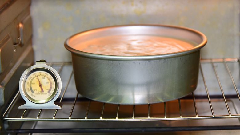 树莓戚风蛋糕,烤箱事先预热至150度，烤制时间40分钟。
