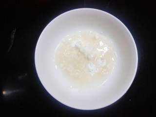 南瓜奶黄包,2.把汤种部分中的开水倒进高粉，混合均匀，放凉待用。也可以提前一天做，盖上保鲜膜，放冰箱冷藏过夜，效果会更好。