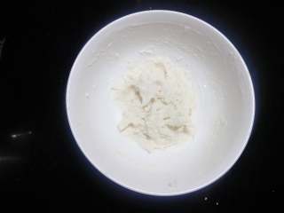 南瓜奶黄包,3.做好的汤种呈柔软的状态，可以揉捏成团。 
