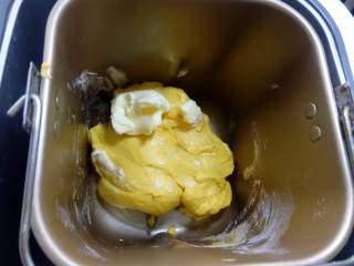 南瓜奶黄包,8.加入软化的黄油，最好不用化成液态的黄油，因为比较难与面团溶合。 
