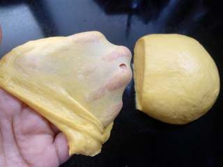 南瓜奶黄包,9.面团最后揉成可以拉出半透明状结实的薄膜，今天的这款甜面包只需要揉到扩展阶段就可以了，边缘呈锯齿状，不需要揉到完全扩展阶段。 
