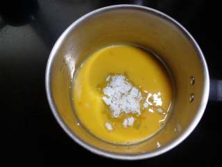 南瓜奶黄包,12.  鸡蛋加入细砂糖用手动打蛋器抽至打均匀。 