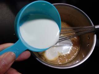 南瓜奶黄包,13.加入牛奶和奶油搅拌均匀。 
