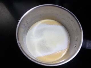 南瓜奶黄包,14.面粉，澄粉，奶粉混合后过筛后用手抽搅拌均匀，加入黄油。 