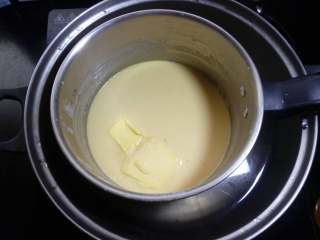 南瓜奶黄包,15. 取稍大些的锅，放半锅水烧开后，把搅匀后的糊连容器一超放在大点的锅里，隔水蒸。 