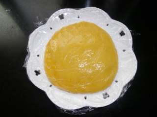 南瓜奶黄包,18. 贴着奶黄馅盖保鲜膜凉后就可以用了。 