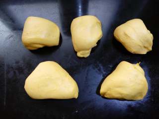 南瓜奶黄包,22.平均分成5份，要尽量分的均匀些，因为在下面的发酵和烘烤中，面团差异过大，可能会有个别面团发酵和烘烤不到位，也影响成品的美观度。 