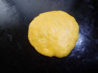 南瓜奶黄包,24.取一份松弛后的面团轻轻按压成圆形。 