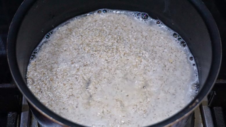 瘦肉杂蔬麦麸粥,用麦麸和水体积1：1.5的样子一起倒进锅里小火煮。
