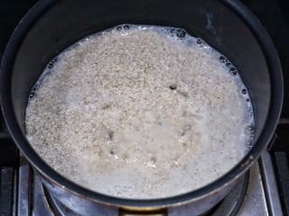瘦肉杂蔬麦麸粥,水微微烧开就要用锅铲搅动一下防止糊底。