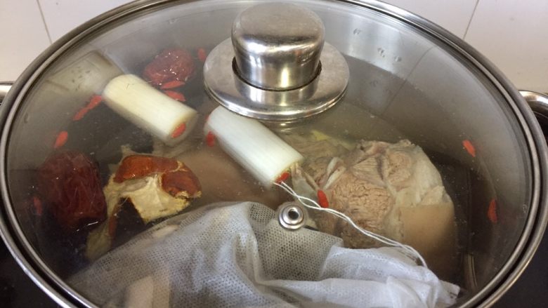 白切羊肉,锅里注入水，放入沸水洗净的羊肉，加入所有葱姜，调料和上述材料