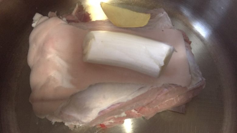 白切羊肉,放入姜葱，和料酒，沸水去腥，然后捞出洗干净备用