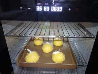 南瓜奶黄包,32.二发时的温度以不超过38°为宜，湿度在80%左右。天冷的时候没有发酵箱可以放在烤箱里发酵，放一碗热水来调节湿度。