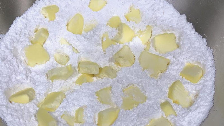 经典英式司康,无盐黄油从冰箱取出，切成小块放入盆中。