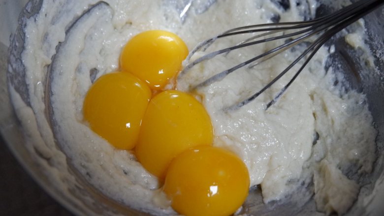 红丝绒旋风蛋糕卷,将蛋黄加入搅拌至顺滑