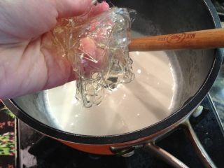 木瓜牛奶冻,然后放入已泡软的吉利丁片搅拌至融化。